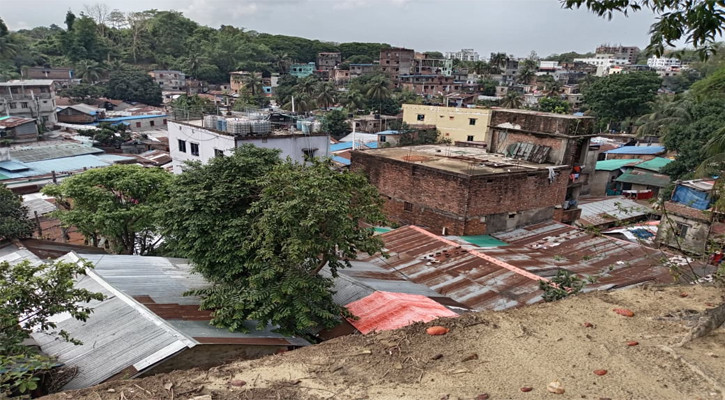 পাহাড়ধসের শঙ্কা, ঝুঁকিপূর্ণ এলাকা থেকে সরে যেতে মাইকিং
