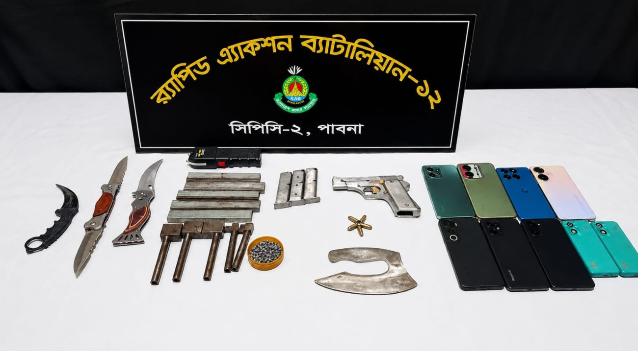ঈশ্বরদীতে র‍্যাবের অভিযানে অস্ত্র-গুলিসহ আটক ৪
