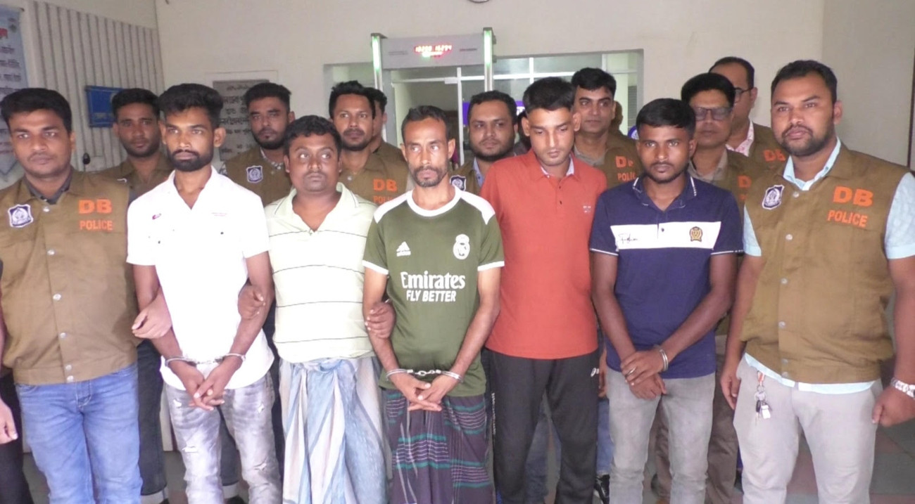 নাটোরে চোরাই বাইক-ভ্যান উদ্ধার, চোরচক্রের ৬ জন গ্রেপ্তার