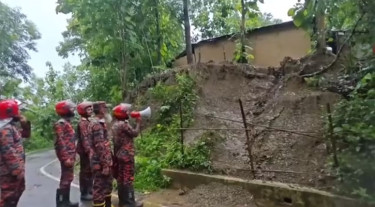 নাইক্ষ্যংছড়ির পাহাড়ের পাদদেশে ঝুঁকিপূর্ণ স্থানে বসবাসকারীদের নিরাপদ সরে যেতে মাইকিং