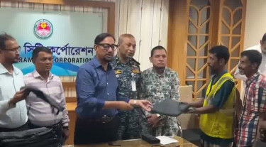৩৩০০ পরিচ্ছন্ন কর্মীকে রেইনকোট দিলেন মেয়র শাহাদাত
