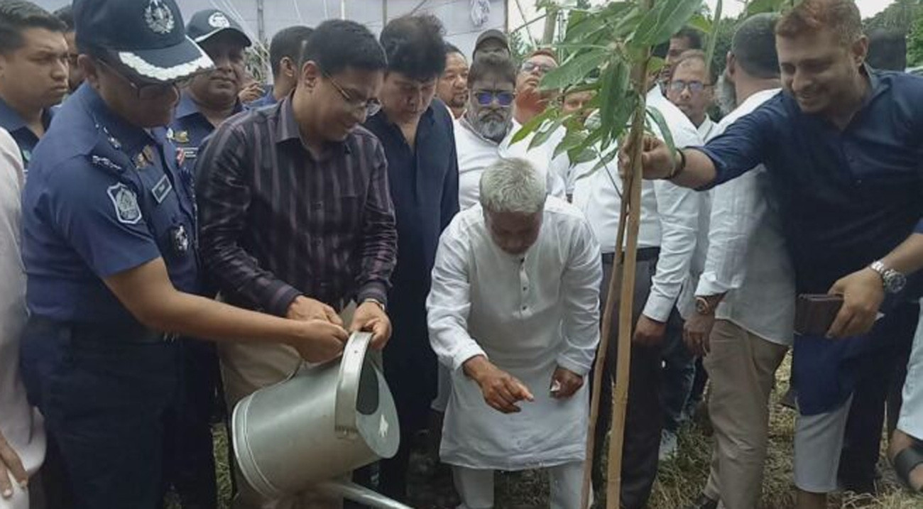সোনারগাঁয়ে ‘ওয়ান স্টুডেন্ট ওয়ান ট্রি’ কর্মসূচির উদ্বোধন