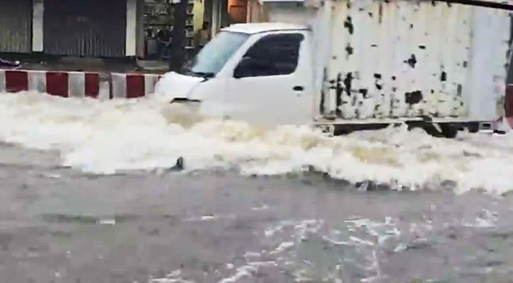 ভারী বৃষ্টিতে পানির নিচে হাটহাজারী-অক্সিজেন সড়ক, দীর্ঘ যানজট