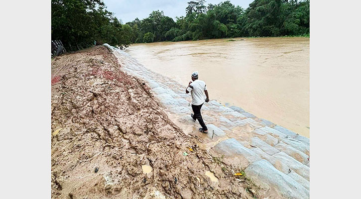 টানা বৃষ্টিতে লোহাগাড়ায় বন্যার শঙ্কা, পাহাড়ধসের সতর্কতা জারি