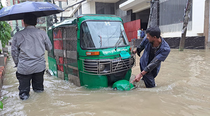 টানা বৃষ্টি ও জোয়ারে জলমগ্ন চট্টগ্রাম, অচল জনজীবন