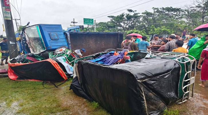 খুলনায় ট্রাক-২ ইজিবাইকের সংঘর্ষে নিহত ২, আহত ৮