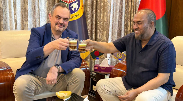 সিলেটে সাত রঙের চায়ের স্বাদ নিলেন মার্কিন রাষ্ট্রদূত