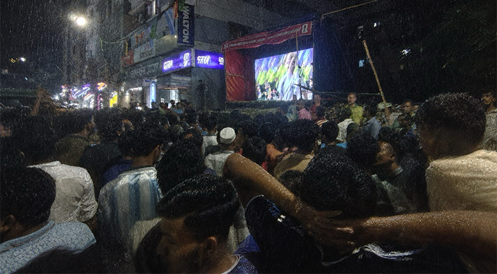 বৃষ্টিতেও মেসি জ্বরে কাঁপছে ঢাকা, শোরুমগুলোর সামনে ‘মিনি স্টেডিয়াম’