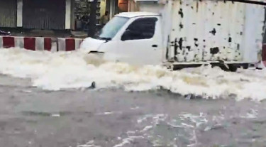 ভারী বৃষ্টিতে পানির নিচে হাটহাজারী-অক্সিজেন সড়ক, দীর্ঘ যানজট