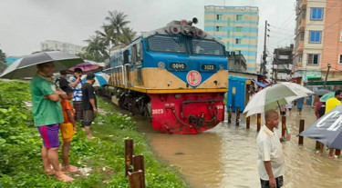 তলিয়ে গেছে রেললাইন: স্টেশনে আটকা দুই ট্রেন