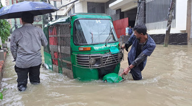 টানা বৃষ্টি ও জোয়ারে জলমগ্ন চট্টগ্রাম, অচল জনজীবন