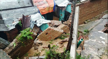 দেয়াল ধসে যুবকের মৃত্যু, ৪ জনকে চমেকে ভর্তি
