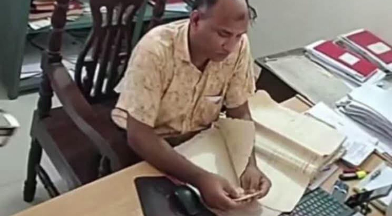 চাঁপাইনবাবগঞ্জে তহসিলদারের ‘ঘুষ’ নেওয়ার ভিডিও ভাইরাল, তদন্ত শুরু