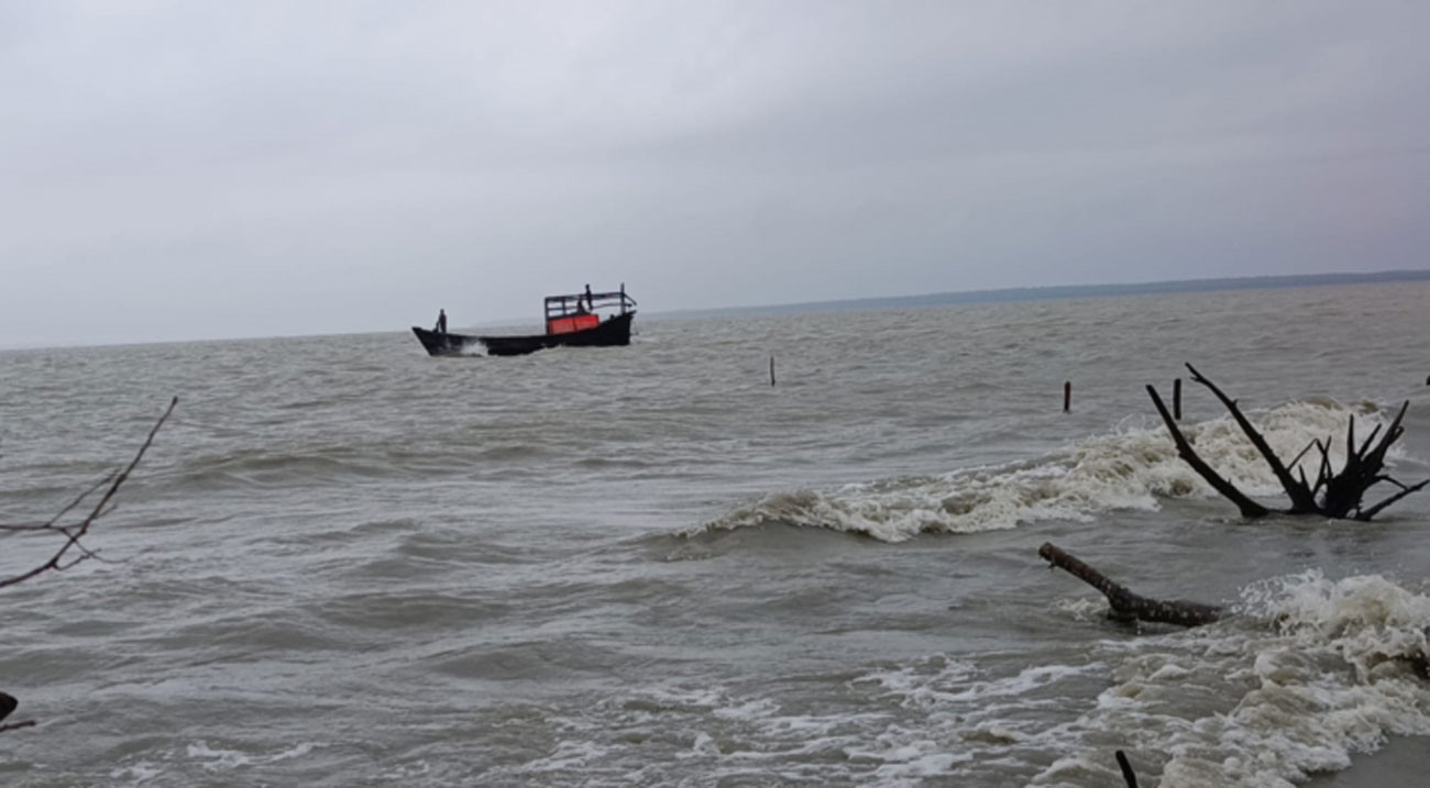 বরগুনায় উত্তাল সাগরে ২ ট্রলারডুবি, নিখোঁজ ২