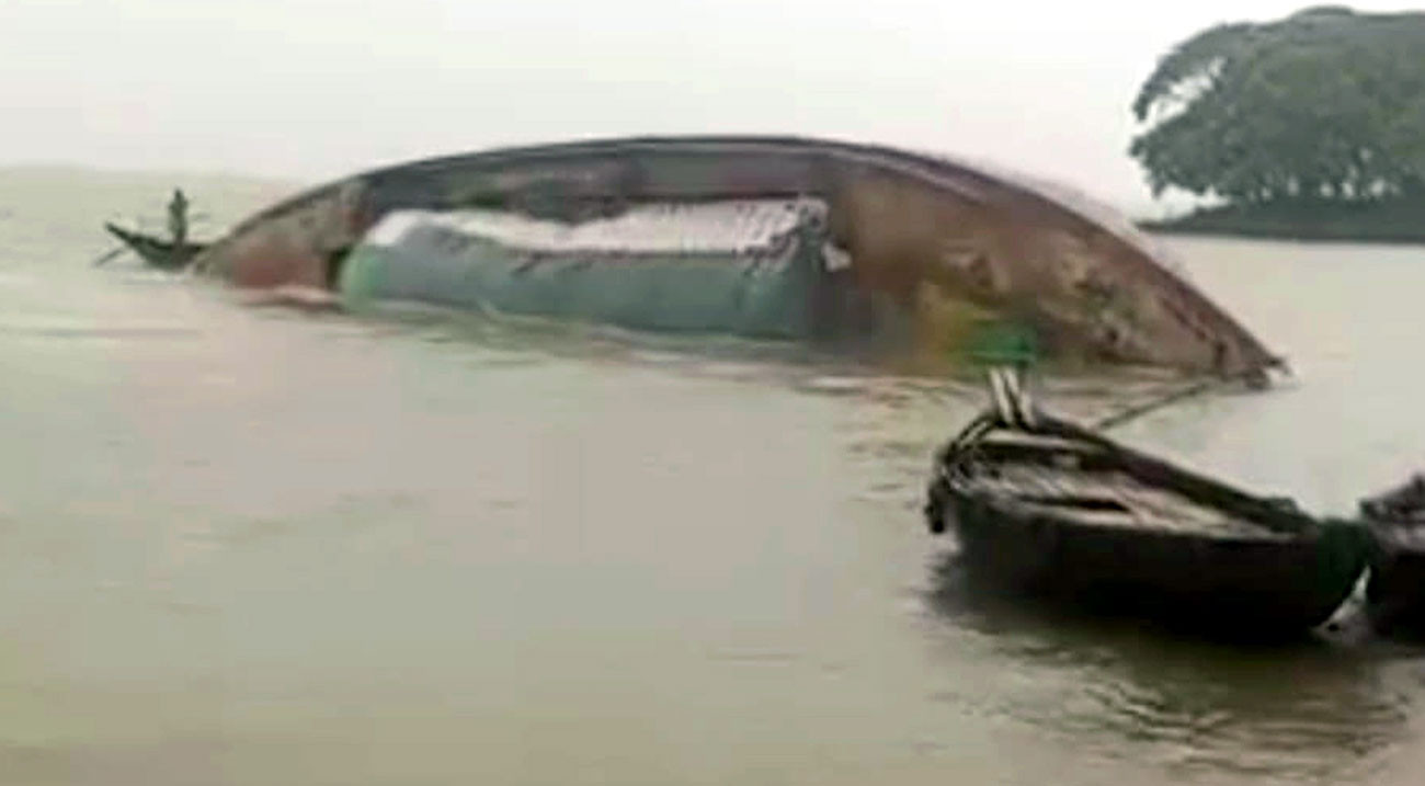 মেঘনায় ঘূর্ণি স্রোতে উল্টে গেল ৫ হাজার বস্তা ধান-চালবাহী কার্গো জাহাজ