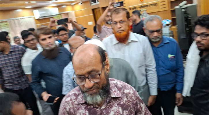 বরিশালে শিক্ষার্থীদের তোপের মুখে কার্যালয় ছাড়া স্বাস্থ্যের নতুন বিভাগীয় পরিচালক