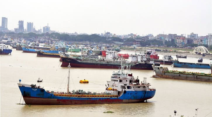 অতিভারী বৃষ্টিতে বহির্নোঙরে লাইটারিং বন্ধ