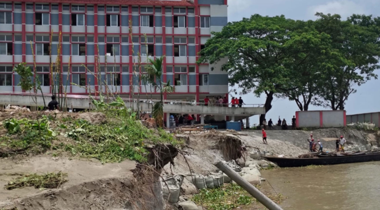 দৌলতপুরে যমুনার ভাঙনের কবলে সাড়ে ৩ কোটির নতুন মাদরাসা ভবন
