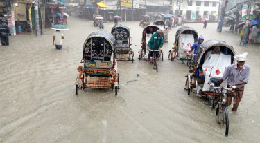 অতিভারী বর্ষণে দিশেহারা চট্টগ্রামের মানুষ