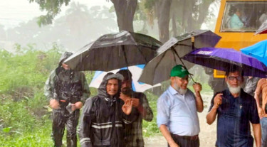 হাঁটু পানিতে নেমে রেলপথ পরিদর্শনে প্রতিমন্ত্রী
