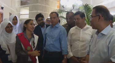 সংসদ অধিবেশন দেখতে এসে প্রধানমন্ত্রীর সাক্ষাৎ পেলো স্কুলছাত্রীরা