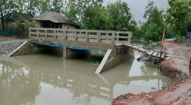 সেতু আছে, নেই সংযোগ সড়ক!