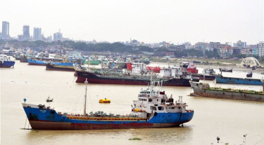 অতিভারী বৃষ্টিতে বহির্নোঙরে লাইটারিং বন্ধ