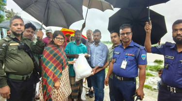 বোয়ালখালীতে পানিবন্দী পরিবারে খাদ্য সহায়তা