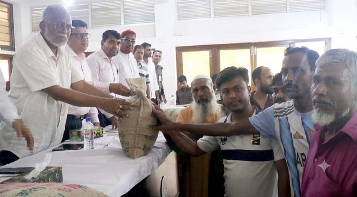 যশোরে প্রণোদনার আমন বীজ ও সার পেলেন পৌনে ৫ হাজার কৃষক