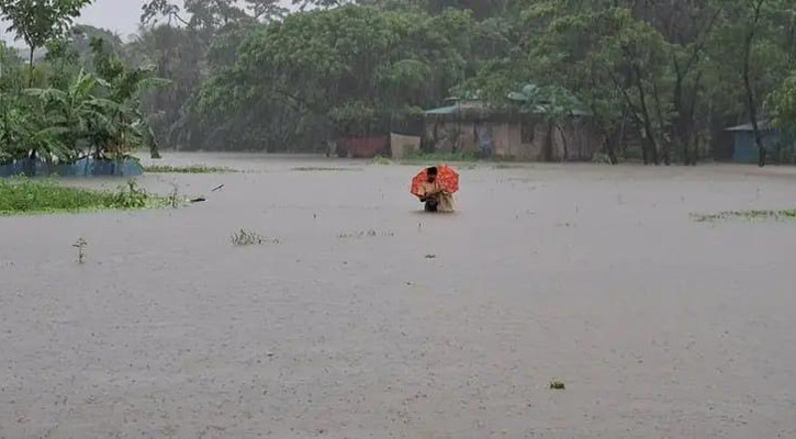 হাতিয়ায় ভারী বর্ষণ ও জোয়ারের পানিতে জনজীবন বিপর্যস্ত