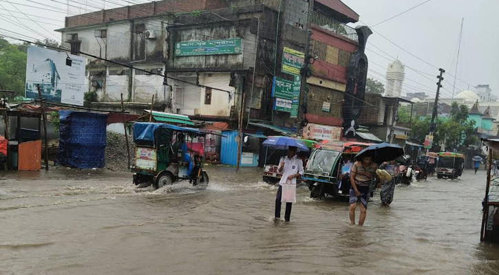 ২৯৬ মিলিমিটার বৃষ্টিতে জলাবদ্ধতা, দুর্ভোগে নওগাঁ শহরবাসী