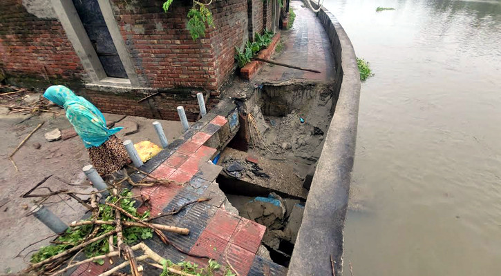 টানা বর্ষণে নাটোরে আত্রাই নদীর রক্ষা বাঁধ ধসে জনদুর্ভোগ