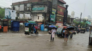 ২৯৬ মিলিমিটার বৃষ্টিতে জলাবদ্ধতা, দুর্ভোগে নওগাঁ শহরবাসী