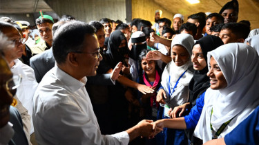ব্যস্ততায় ভরা দিন শেষেও শিক্ষার্থীদের সময় দিলেন প্রধানমন্ত্রী