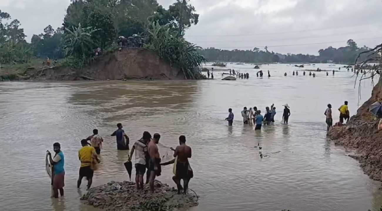 খোয়াইয়ের ২ বাঁধ ভেঙে হবিগঞ্জে প্লাবিত ১৫ গ্রাম
