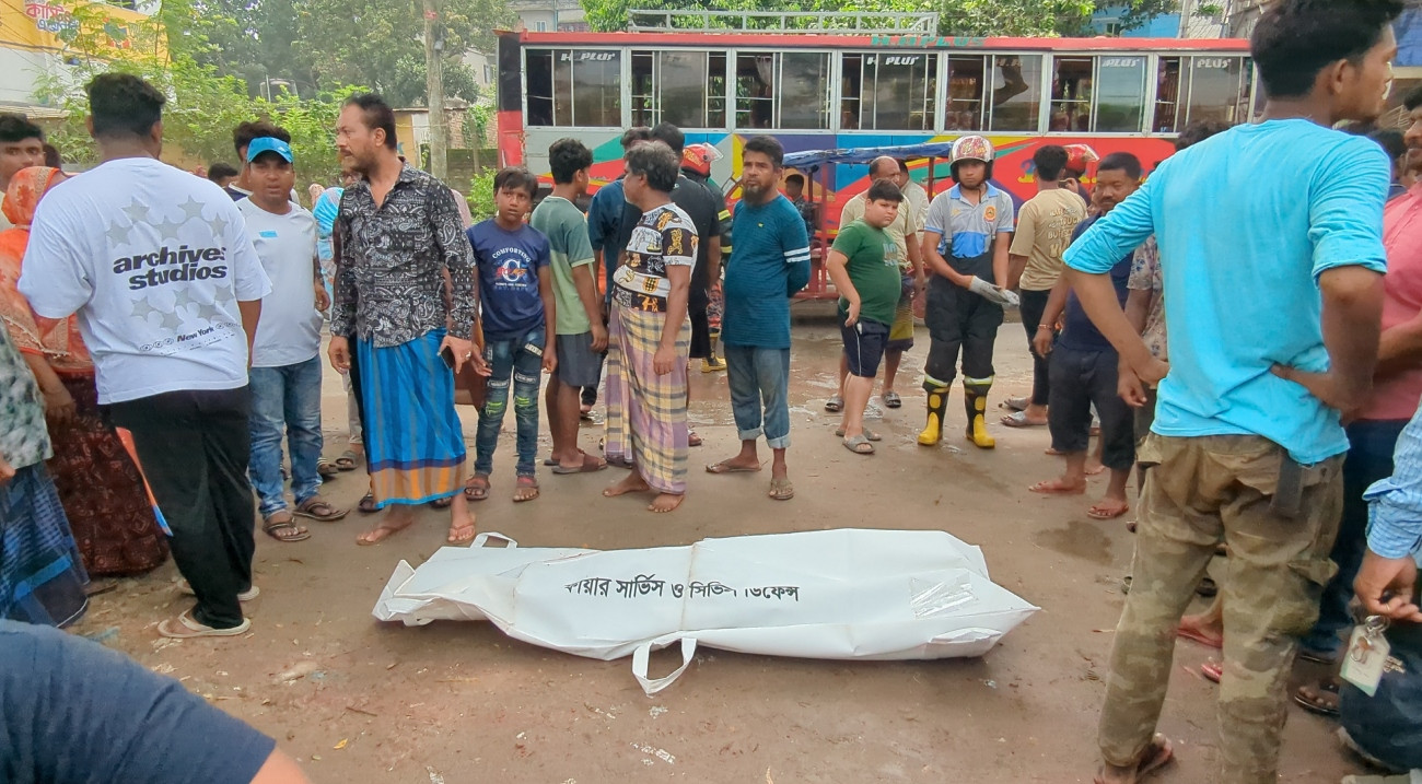 ট্রাকের ধাক্কায় মোটরসাইকেল থেকে পড়ে স্বামী নিহত, স্ত্রী আহত