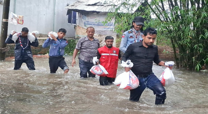 ত্রাণ নিয়ে ছুটছেন ইউএনও
