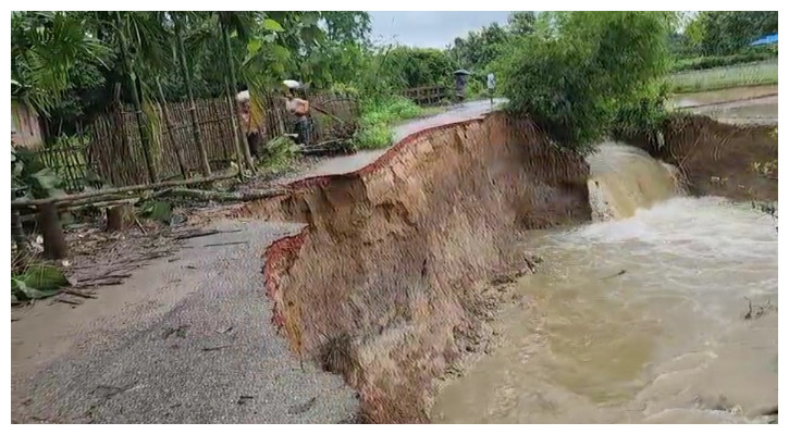 পানছড়িতে পাহাড়ি ঢলে ধসে গেছে সড়কের একাংশ