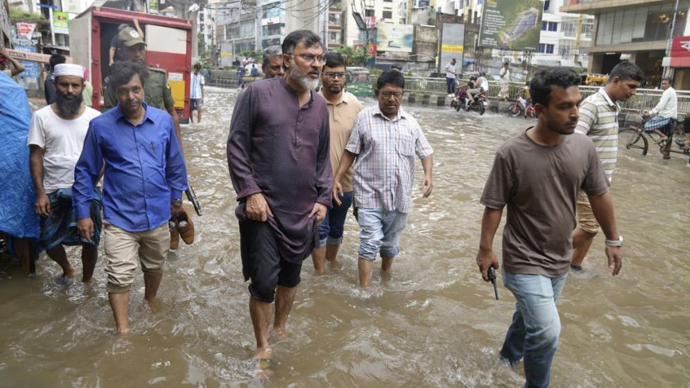জলাবদ্ধতা নিরসনে পরিচ্ছন্নতাকর্মীদের দ্রুত ব্যবস্থা নেওয়ার নির্দেশ