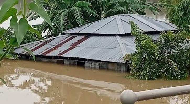 টানা বৃষ্টিতে বিপর্যস্ত কক্সবাজার, লাখো মানুষ পানিবন্দি