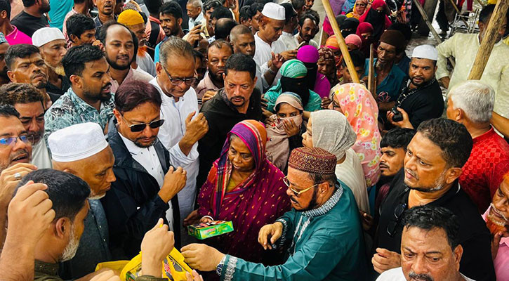 রেকর্ড বৃষ্টিপাতে পানিবন্দী মানুষকে ত্রাণ দিলেন মেয়র শাহাদাত