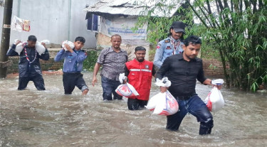 ত্রাণ নিয়ে ছুটছেন ইউএনও