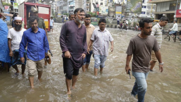 জলাবদ্ধতা নিরসনে পরিচ্ছন্নতাকর্মীদের দ্রুত ব্যবস্থা নেওয়ার নির্দেশ