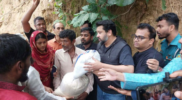 পাহাড়ধসে ক্ষতিগ্রস্ত পরিবারের পাশে হুমাম কাদের