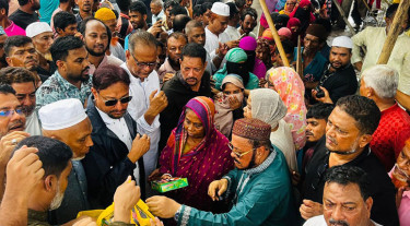 রেকর্ড বৃষ্টিপাতে পানিবন্দী মানুষকে ত্রাণ দিলেন মেয়র শাহাদাত