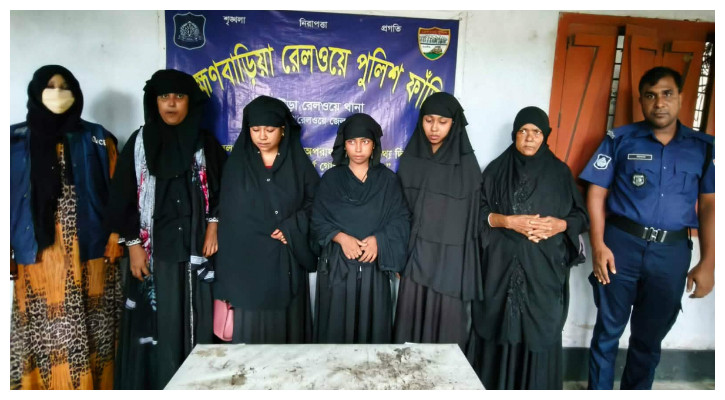 রেলস্টেশনে ছিনতাইয়ের অভিযোগে নারী চক্রের ১১ সদস্য আটক