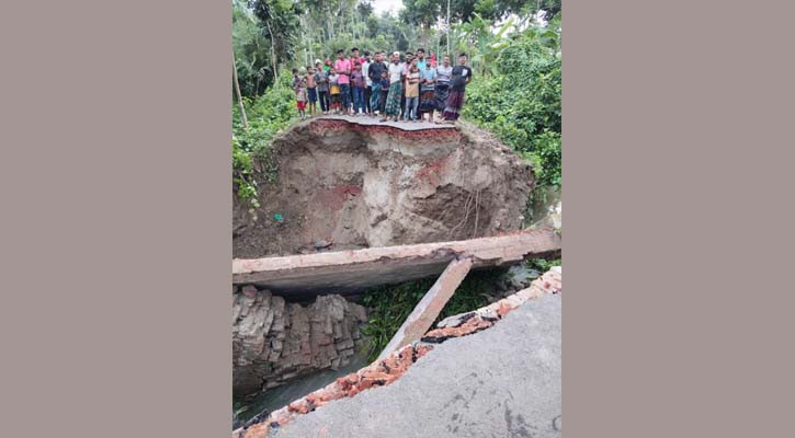 মাগুরায় অতিভারি বৃষ্টিতে কালভার্ট ধসে গেছে