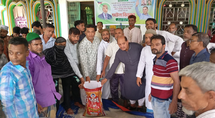 বোয়ালখালীতে এমপি এরশাদ উল্লাহর পক্ষে চাল বিতরণ