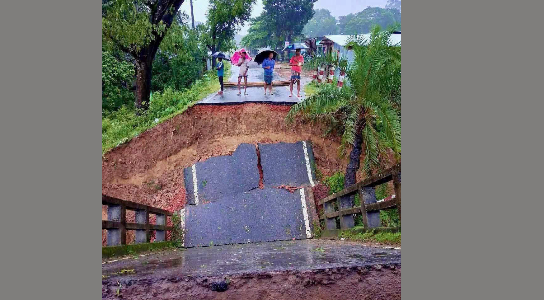 রাঙ্গুনিয়ায় পানির তোড়ে সেতু ধস, বান্দরবানের সঙ্গে বন্ধ সড়ক যোগাযোগ