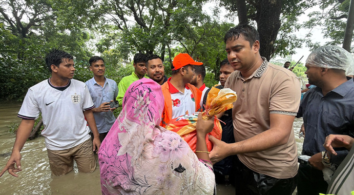 বন্যার্তদের পাশে ছাত্রদল, বাঁশখালীতে ত্রাণ বিতরণ